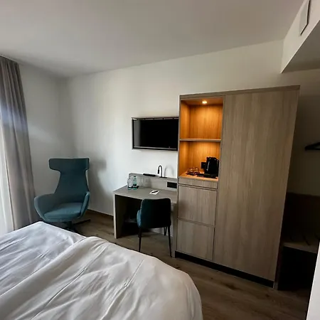 Central Hotel מלון