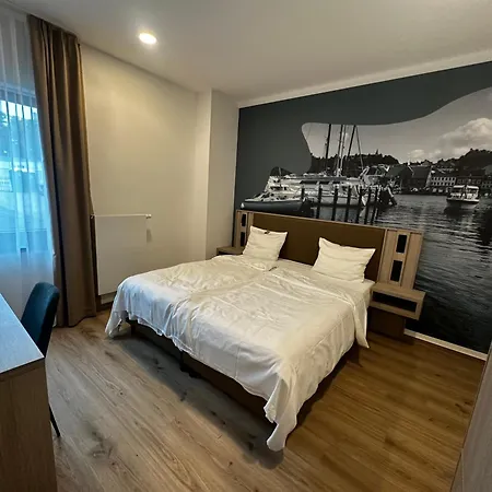 Central Hotel מלון 3*