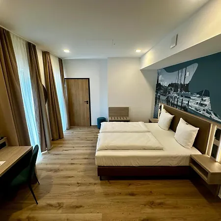 Central Hotel 3*